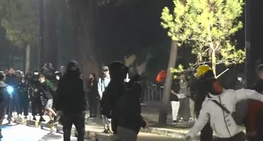 Protestuesit s lmojnë Kryeministrinë me gurë e molotov  policia i paralajmëron të largohen dhe hedh ujë