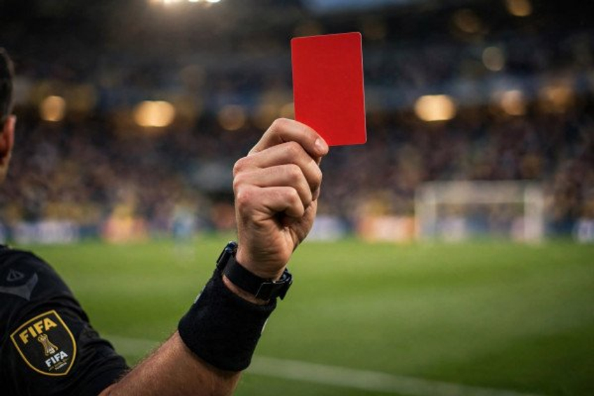 Lamtumirë kartonëve tradicionalë  Futbolli provon teknologjinë e re