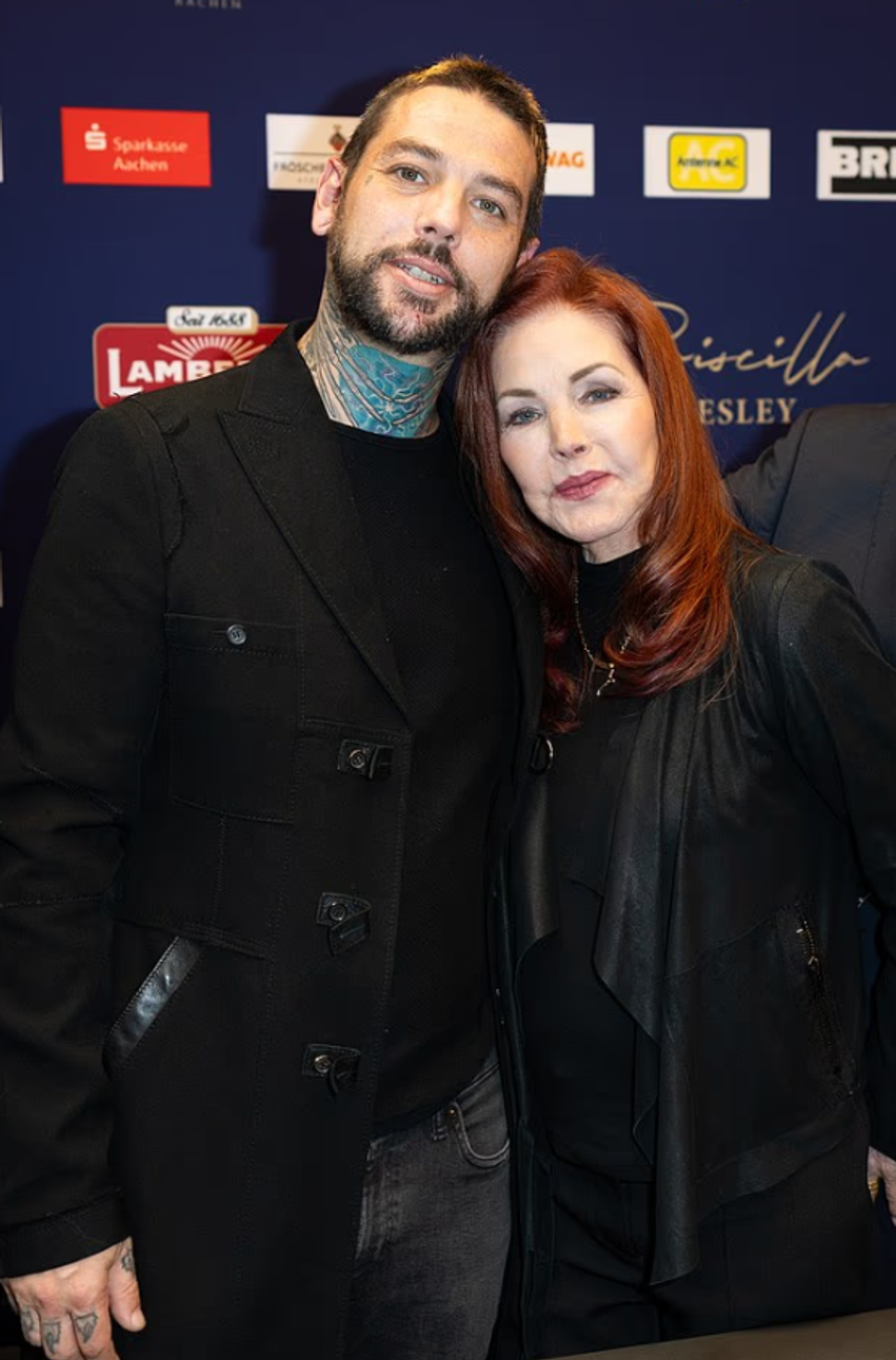 Priscilla Presley shfaqet rrallë në publik  del në Gjermani me djalin e saj