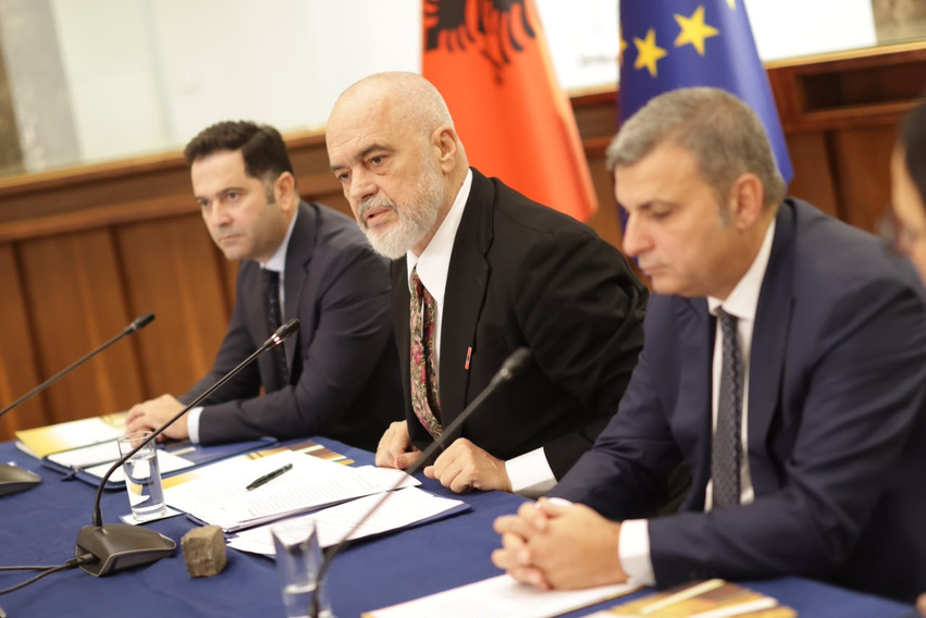 Studentët i kërkojnë dorëheqjen dhe refuzojnë dialogun  Rama  Mblidhen nga periferitë dhe sponsorizohen nga krimi