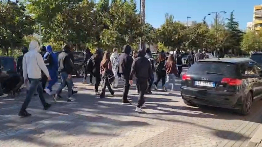 Protesta në rrethe  një pjesë e studentëve bojkotojnë mësimin në Elbasan