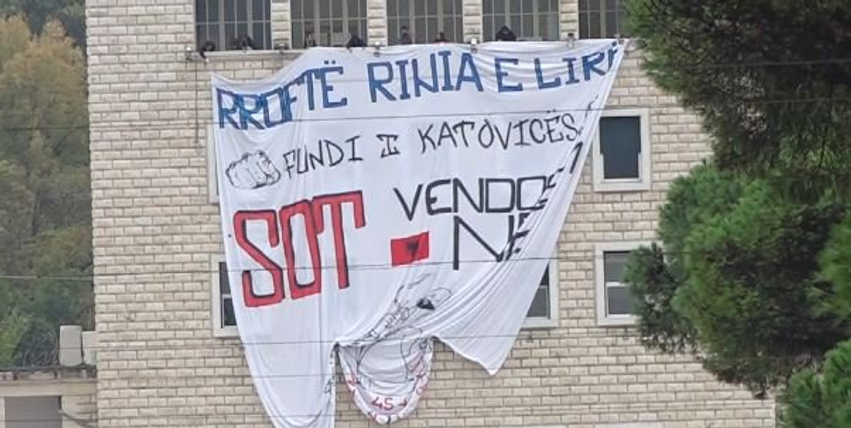 Universitetet në bojkot   Rroftë rinia e lirë  sot vendosim ne    studentët shpalosin banderolën te Politekniku