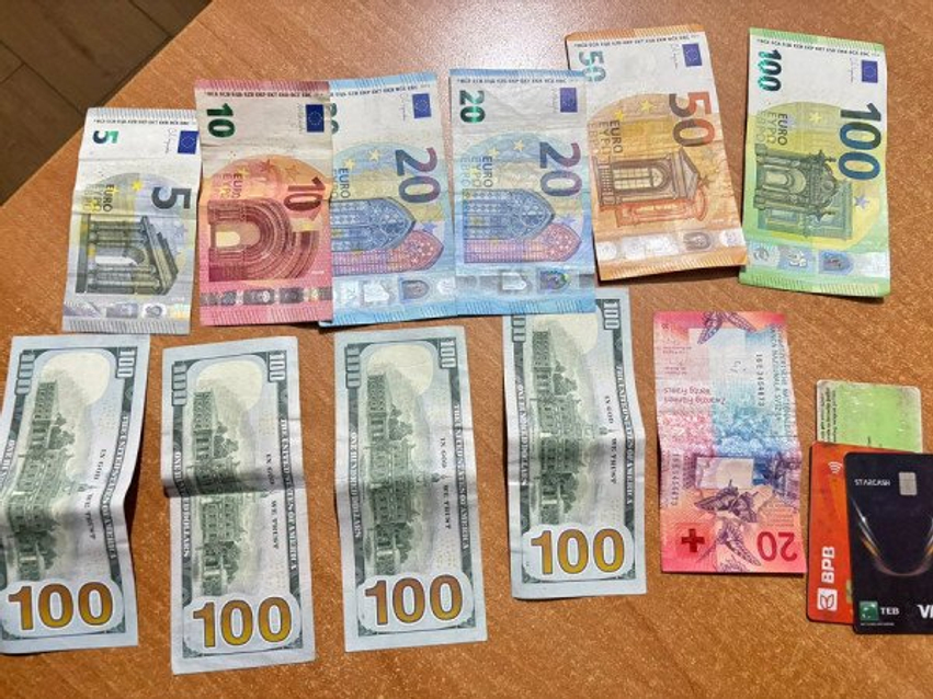 gjen-kuleten-me-para-dhe-dokumente-ne-istog-qytetari-e-dorezon-menjehere-ne-polici