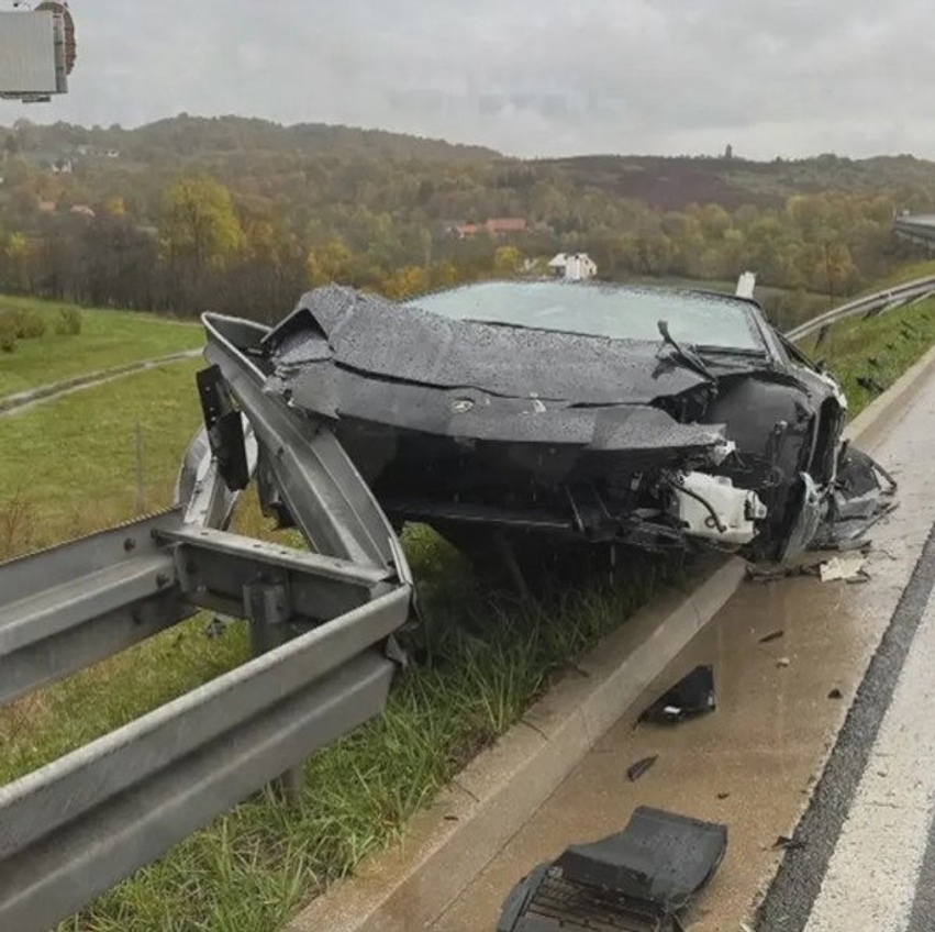 Lamborghini del nga rruga në autostradën kroate A1  dyshohet se po garonte me Ferrari