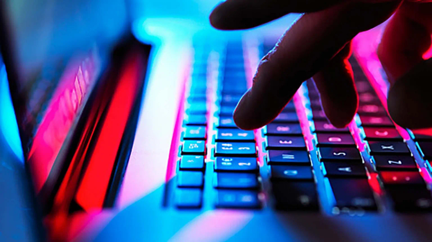 inteligjenca-artificiale-zbulon-te-meten-qe-rrezikon-miliona-faqe-interneti-qeverite-ne-gjithe-boten-ne-alarm