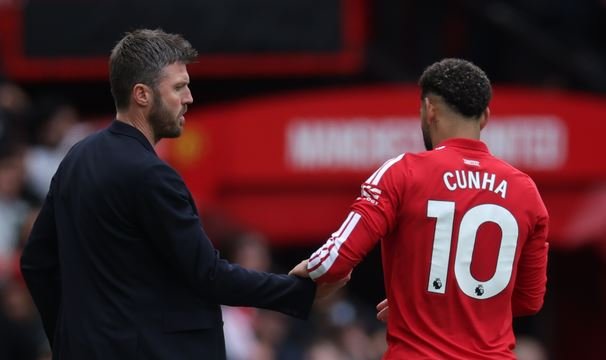 Përplasje mes trajnerit të Manchester Utd dhe lojtarit në teshatore! Ja çfarë ndodhi