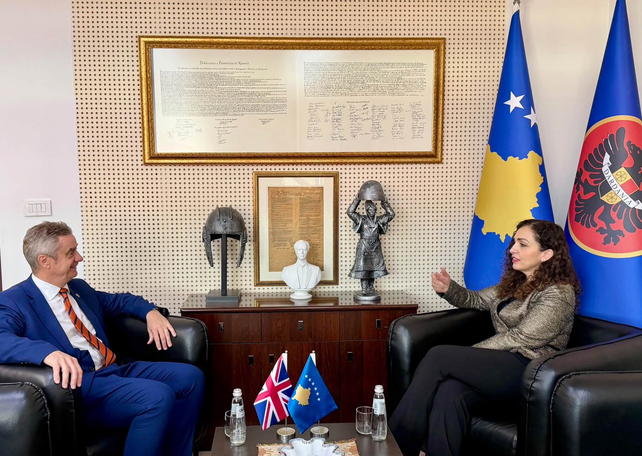 Osmani takohet me ambasadorin britanik