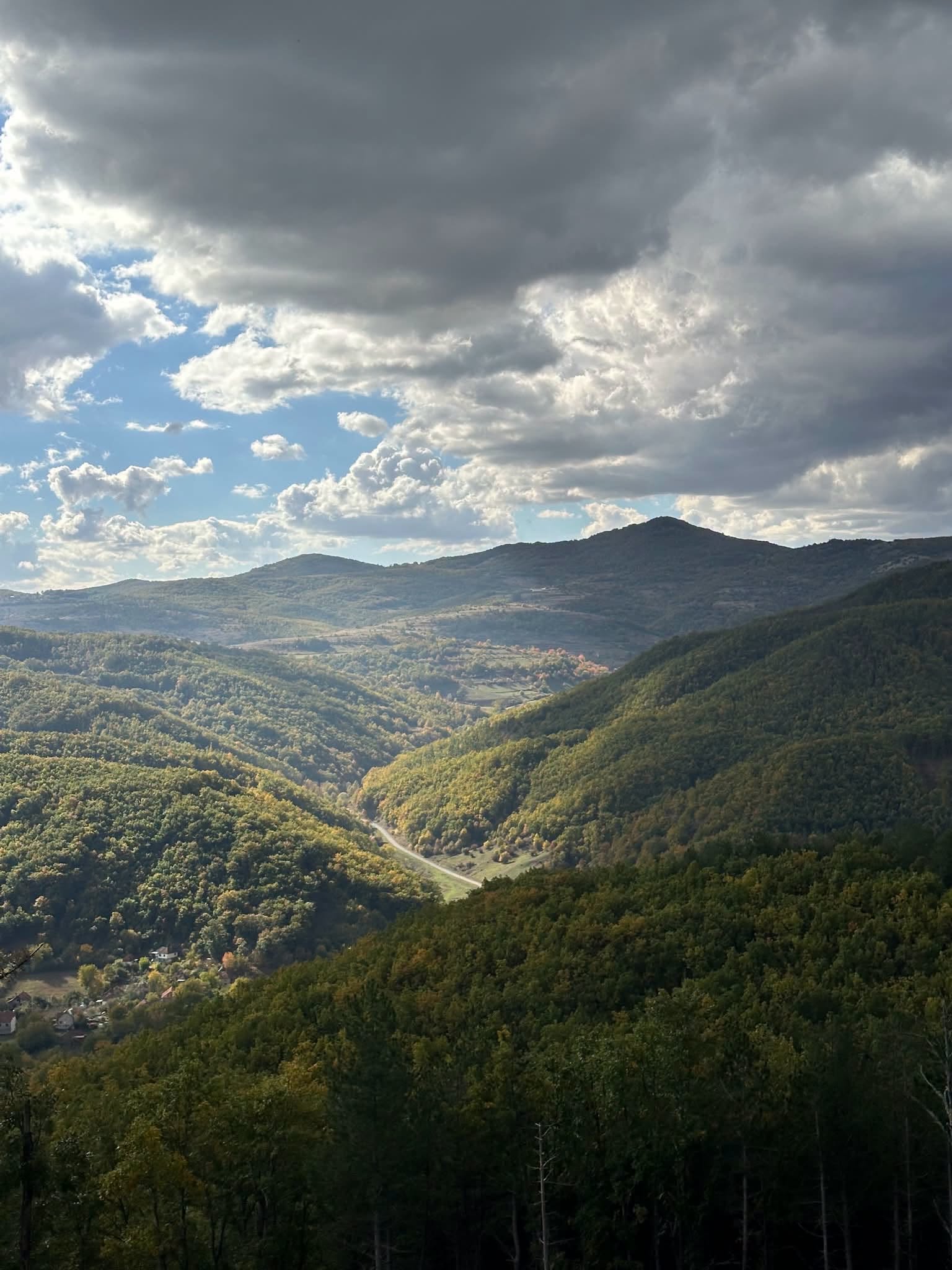 Kur rrezet e diellit përqafojnë malet