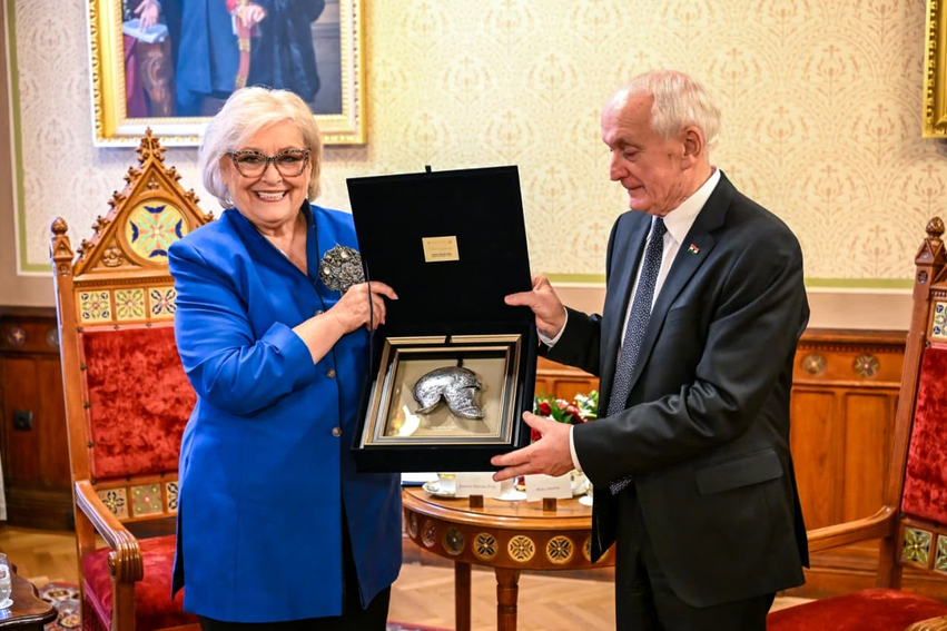 ku-e-zhvilloi-viziten-e-pare-jashte-vendit-shiroka-pula-takim-me-presidentin-e-ketij-shteti