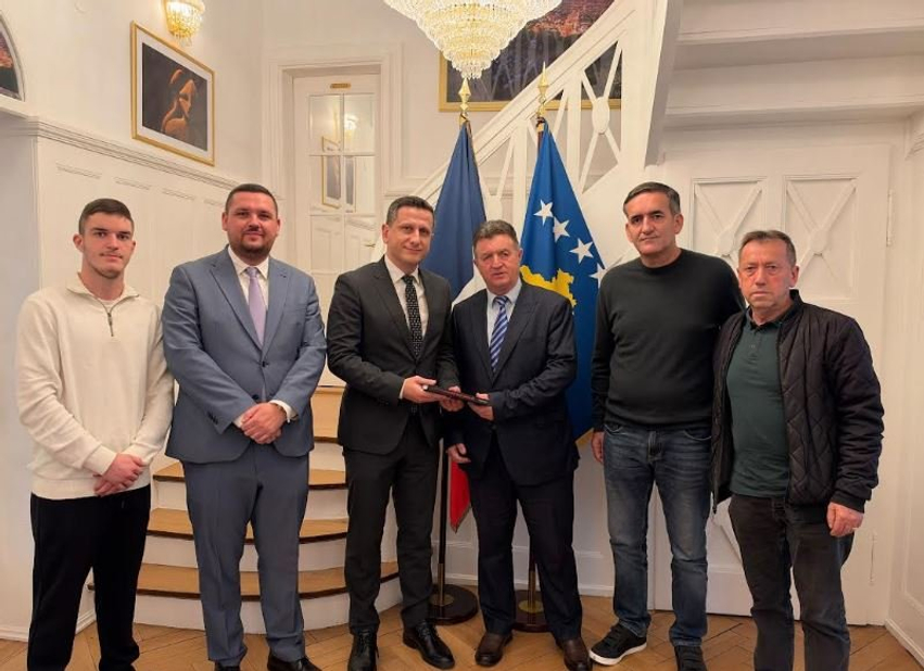 Në Strasburg  takova Ambasadorin Fitor Murati  dhurova librin tim për krimet serbe në Deçan dhe diskutova mundësinë e promovimit të tij