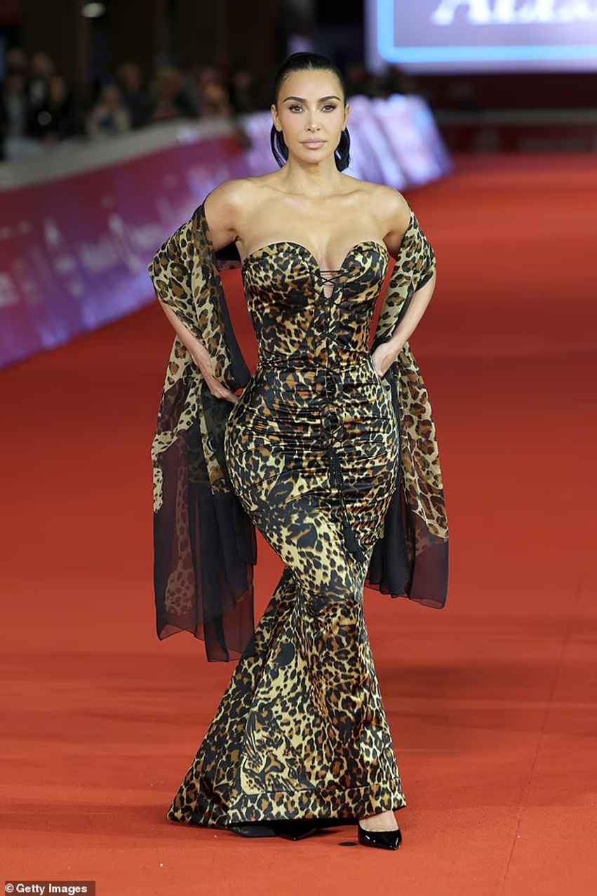 kim-kardashian-mahnit-ne-rome-me-fustan-leopard-nga-ysl