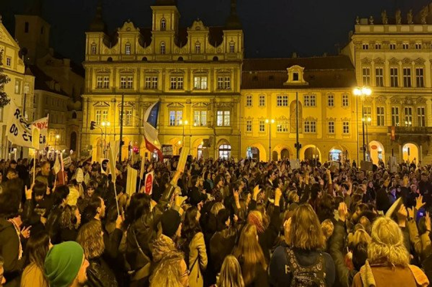 tensione-ne-ceki-per-mediat-publike-protestuesit-tentojne-te-hyjne-me-force-ne-parlament