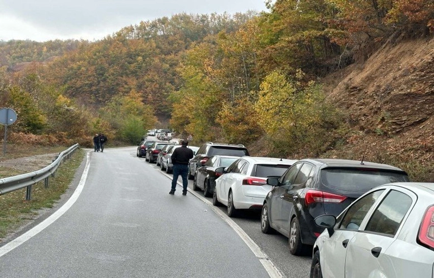 Kolona të gjata në Muçibabë  qytetarët e Luginës nga Kosova drejt votimeve