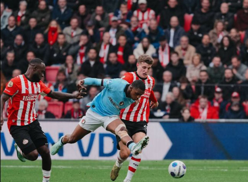 Feyenoord qëndron ende në krye