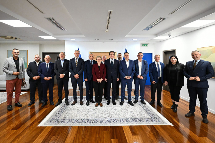 Kurti reagon pas zgjedhjeve në Serbi  uron shqiptarët për arritje e jashtëzakonshme   komenton edhe humbjen e Vuçiqit