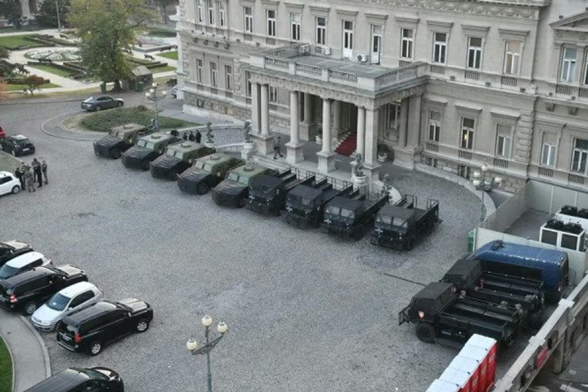 xhandarmeria-serbe-vendos-automjete-para-presidences-ne-beograd-shtohen-levizjet-e-forcave-te-sigurise