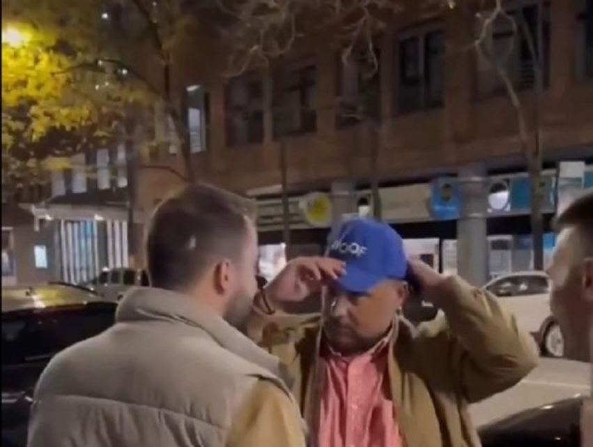 Mbështetësi i partisë së Vuçiq godet me veturë votuesit në Çikago