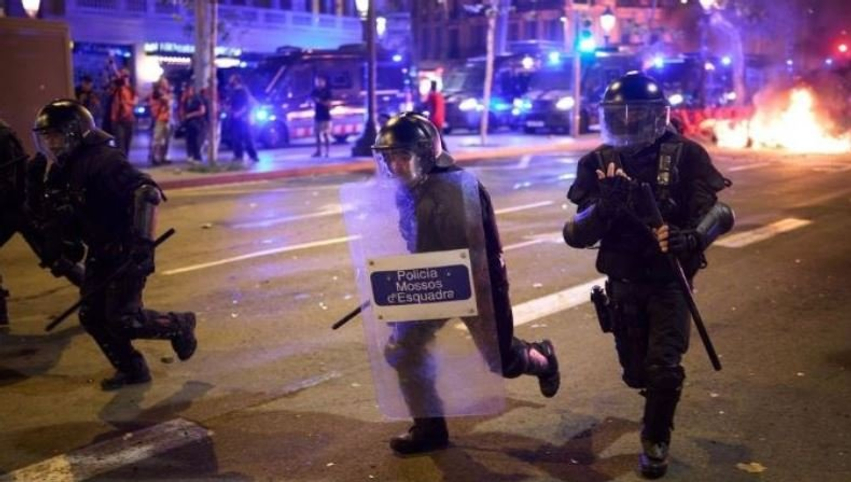 Kaos edhe në Barcelonë  mbi 100 të arrestuar dhe 14 biznese të dëmtuara e të vjedhura