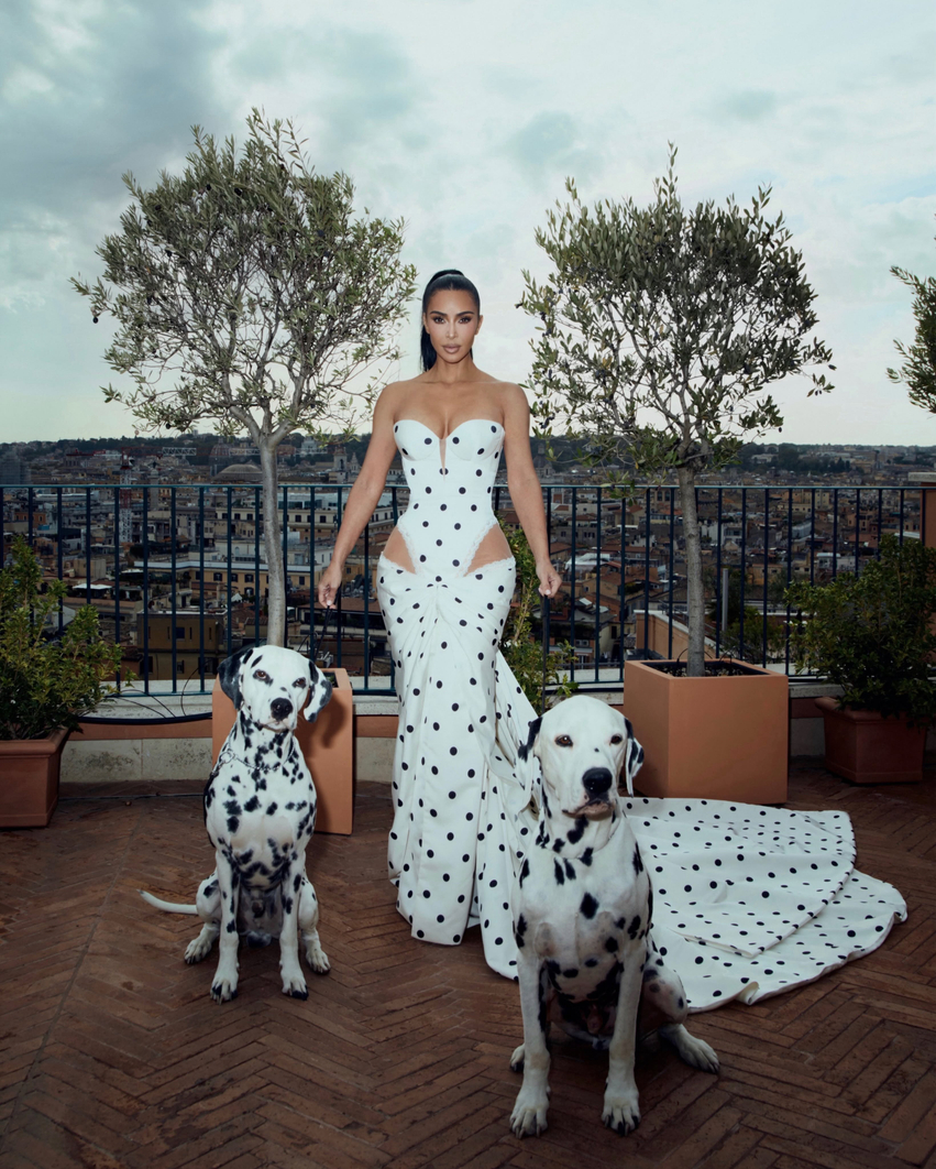 Kim Kardashian shkëlqen në krijimet e Galia Lahav për vjeshtën 2027