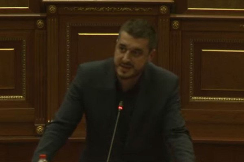 Deputetët debatojnë për fotografitë e Daut Haradinajt dhe Albin Kurtit me të përfshirët në vrasje grash