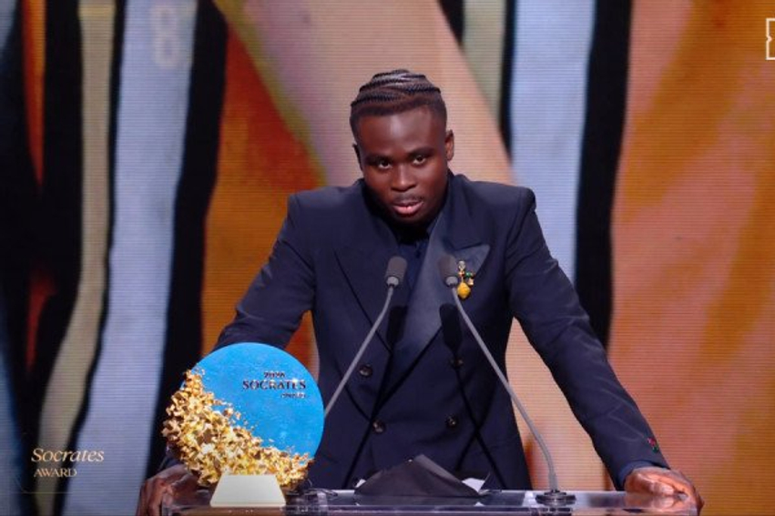 Bukayo Saka fiton çmimin Socrates në ceremoninë e Topit të Artë