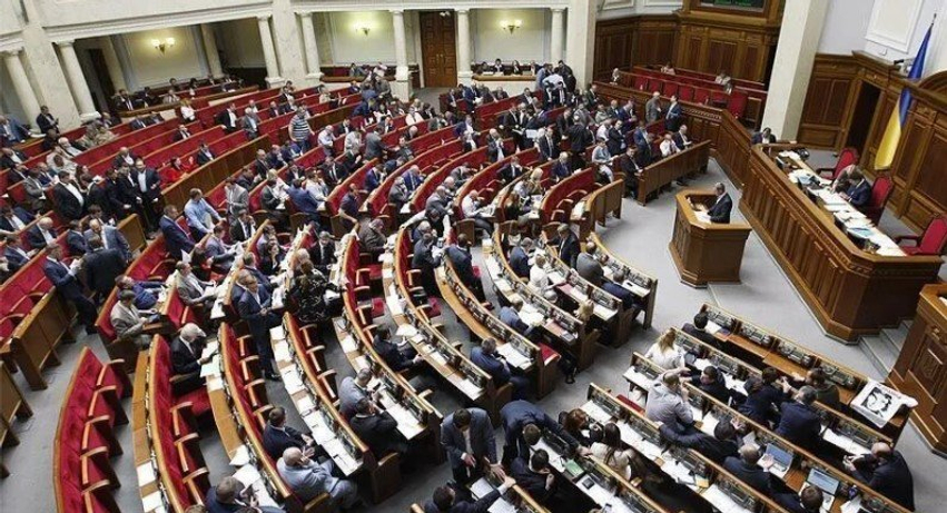 Parlamenti i Ukrainës zgjat gjendjen e luftës dhe mobilizimin e përgjithshëm deri në janar 2027