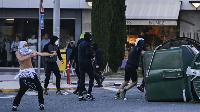 Incidente dhe arrestime pas anulimit të një eventi nga një influencues i ekstremit të djathtë  burra me kapuçë dogjën makina