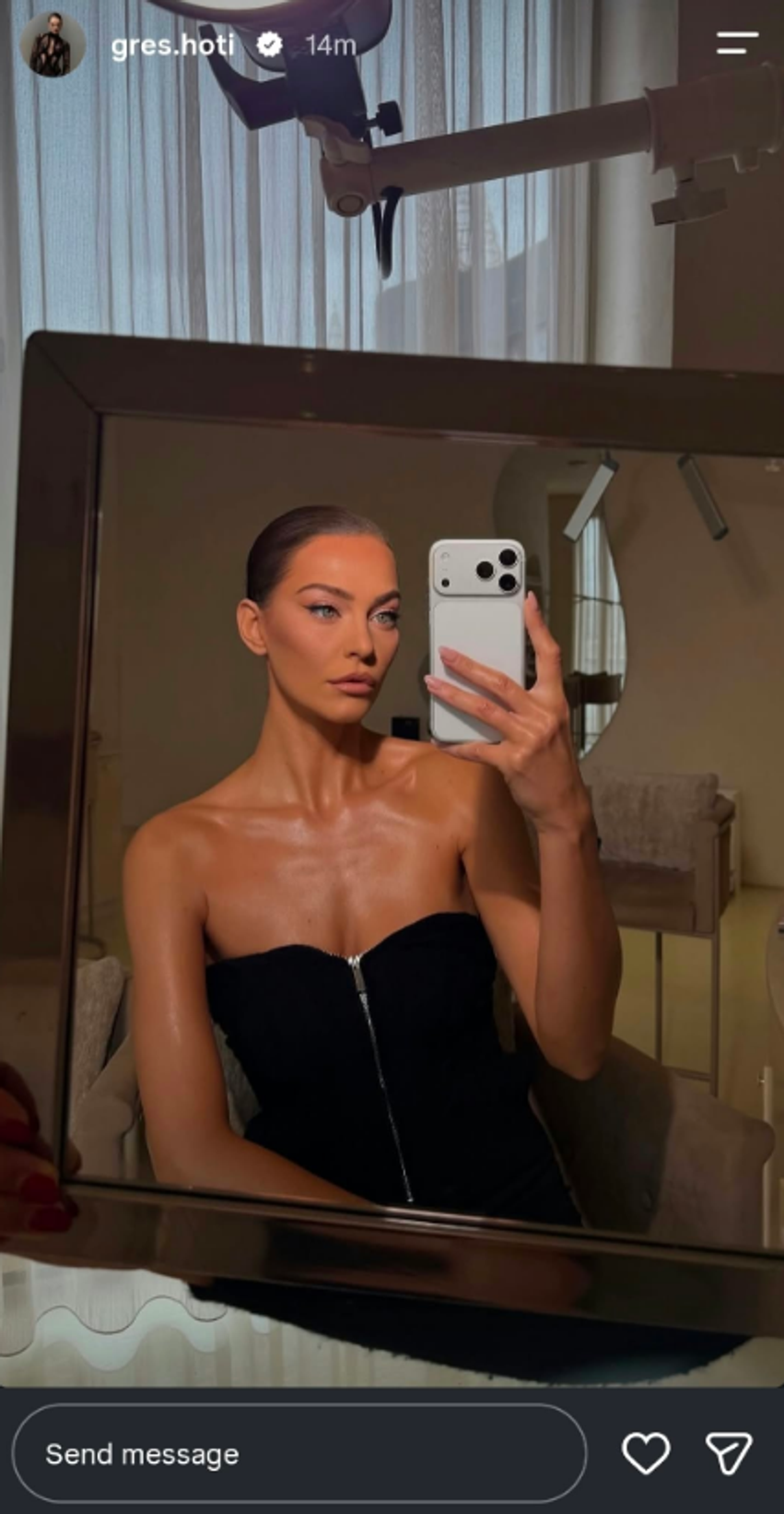 Gresa fotografohet para pasqyrës  po duket  zjarr 