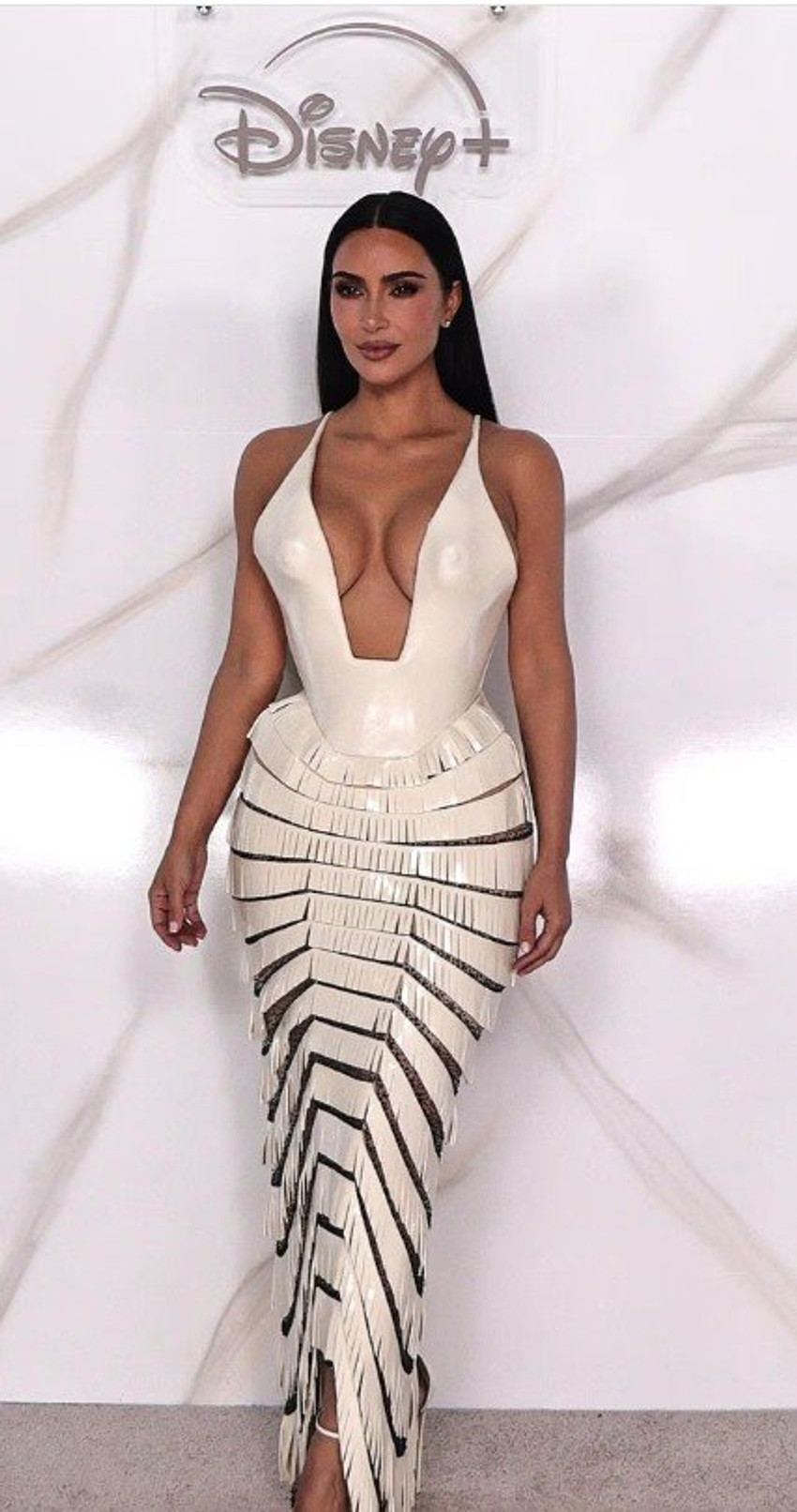 Kim Kardashian tërheq vëmendjen me fustanin provokues në premierën e “All’s Fair” në Meksikë 3 Image