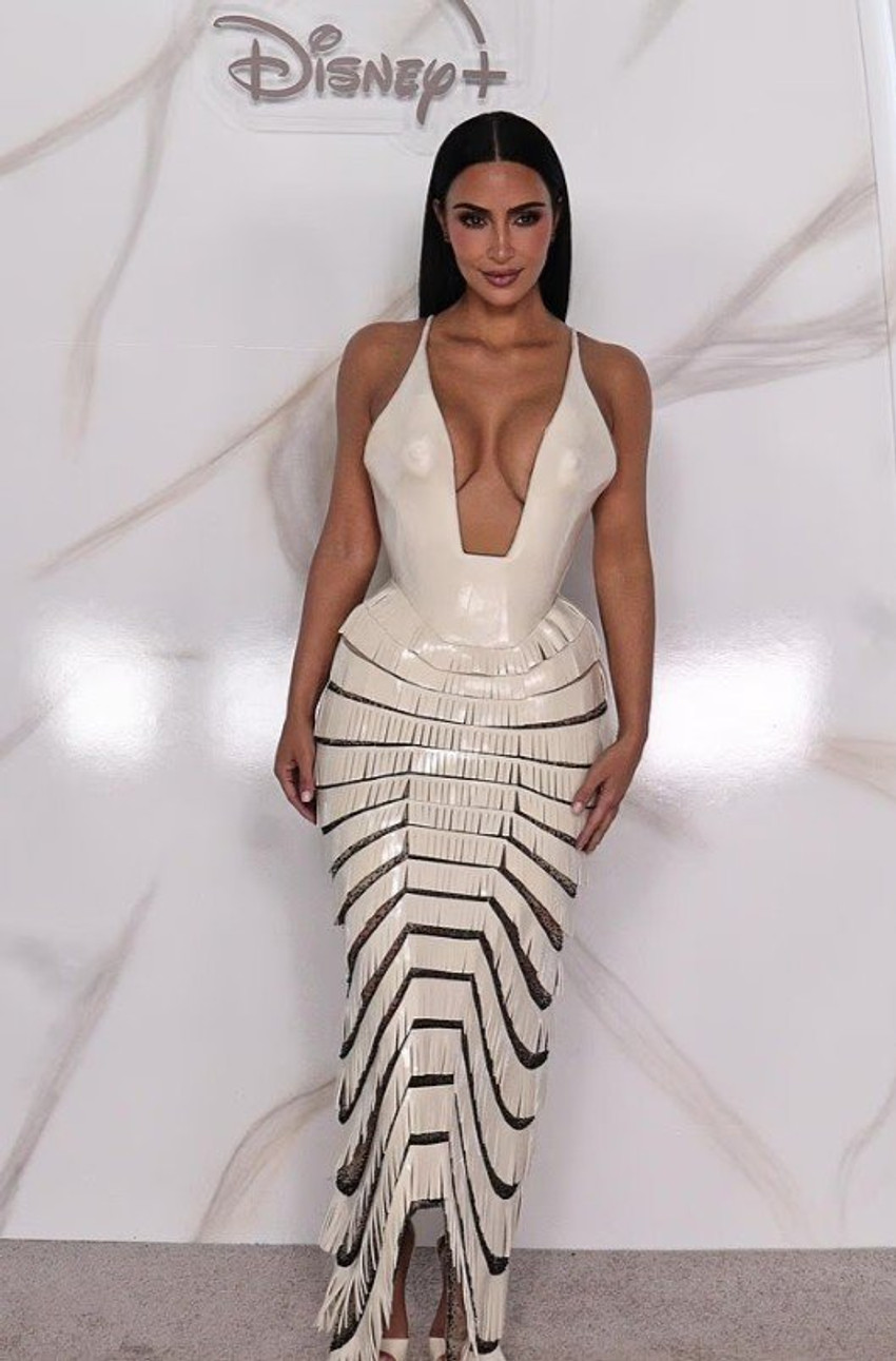 Kim Kardashian tërheq vëmendjen me fustanin provokues në premierën e “All’s Fair” në Meksikë 4 Image
