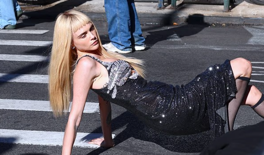 Cara Delevingne befason me pamjen e re, supermodelja shfaqet e panjohur në rrugët e New York-ut 2 Image