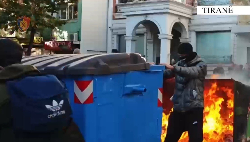 Dogjën kazanë dhe bllokuan qarkullimin te Ministria e Arsimit  dy të arrestuar