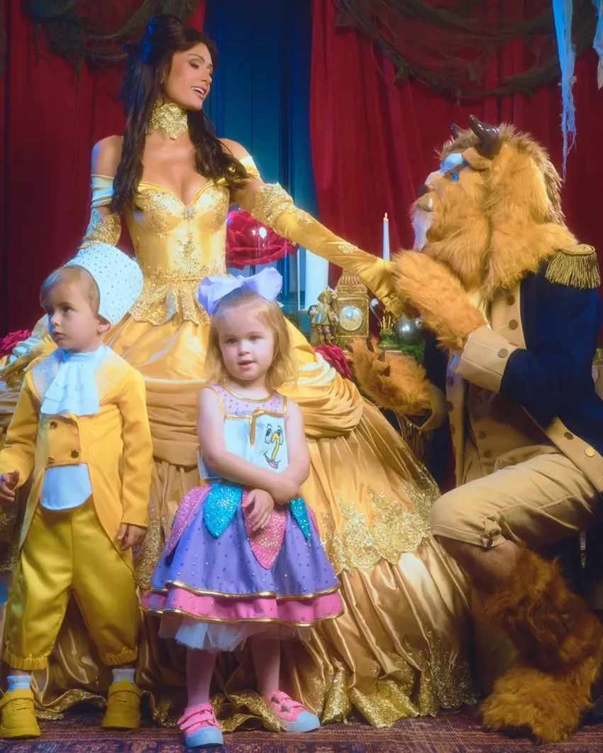 Paris Hilton shndërrohet në princeshë për Halloween me familjen 2 Image