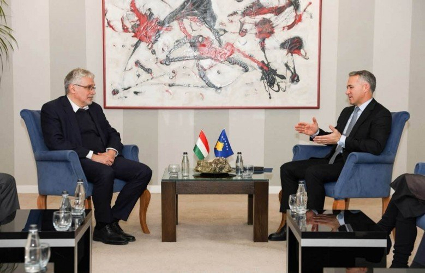 Zulfaj takon të dërguarin hungarez  në fokus anëtarësimi i Kosovës në BE
