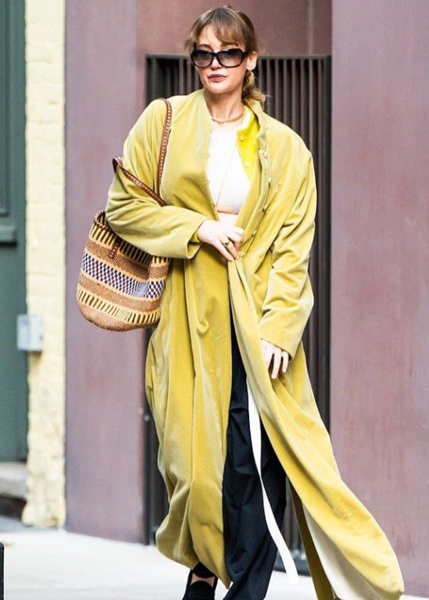 Jennifer Lawrence shfaqet për herë të parë pas rrëfimit për kirurgjinë plastike  fshihet pas syzeve të mëdha
