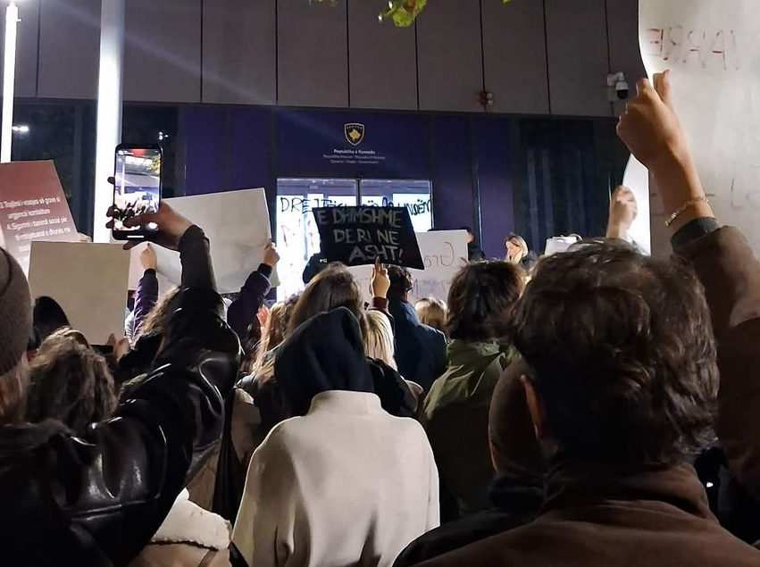  S duam suspendime  duam burgosje   protestuesit kërkojnë dorëheqjen e Gërvallës  Sveçlës dhe Muhaxherit