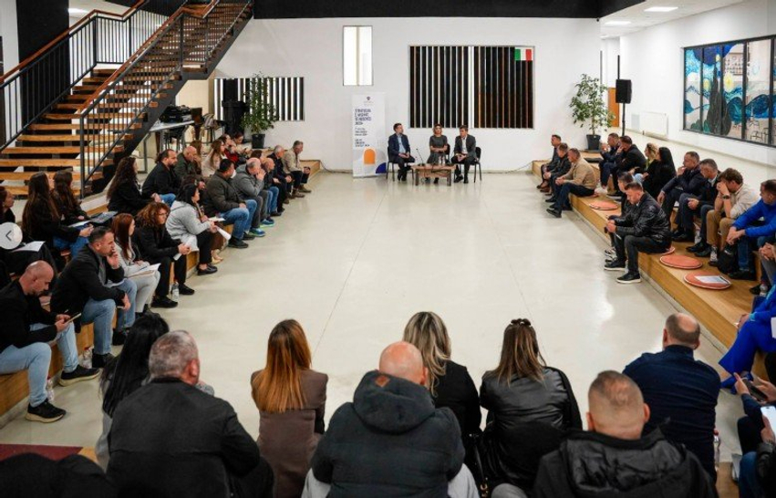 Çeku zhvillon takime me prindër në Pejë dhe Gjakovë për Strategjinë e Arsimit