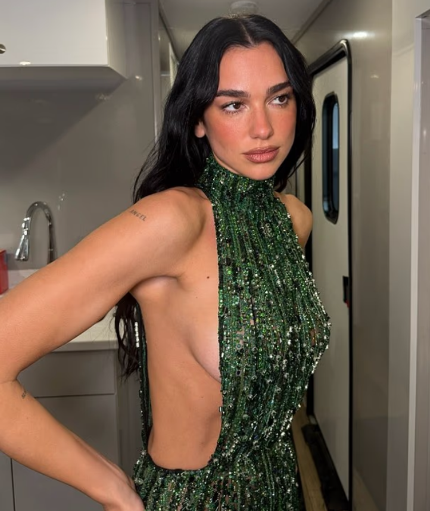 dua-lipa-shkelqen-me-fustan-smeraldi-shijon-nje-mbremje-romantike-me-bashkeshortin-ne-new-york