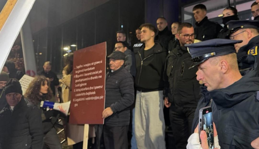 Familjarët e Arlindës protestojnë para qeverisë