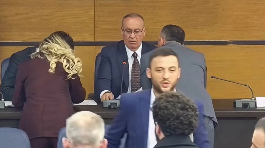 Debat i pazakontë në Kuvendin e Prishtinës për faljen e  xhumasë 