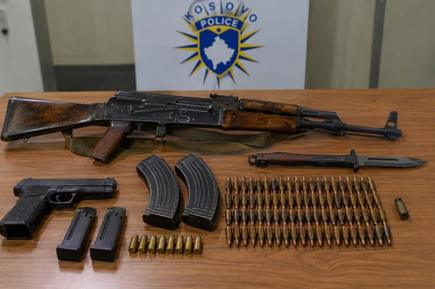 AK 47  pistoletë dhe dhjetëra fishekë  arrestohet një person në Viti