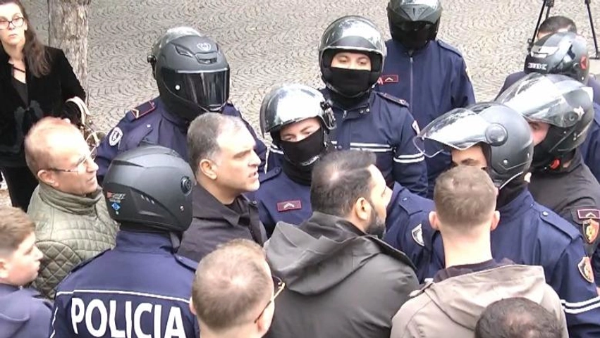 tensione-ne-nisje-te-protestes-te-kryeministria-kellici-dhe-blushi-perplasen-me-policine