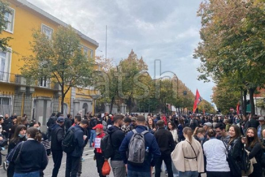 Dita e 19 të e protestës  studentë dhe pedagogë mblidhen para Ministrisë së Arsimit