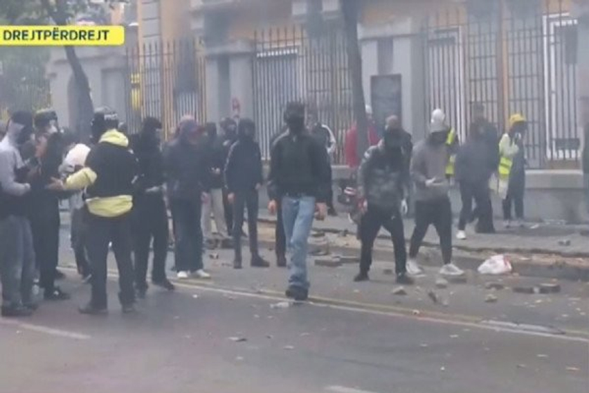 Protestuesit godasin policinë me llastiqe dhe kapsolla në Tiranë