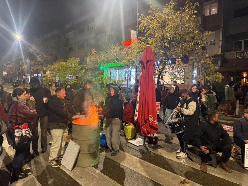 Protestuesit ndezin zjarre për t u ngrohur në rrugën  Luan Haradinaj 