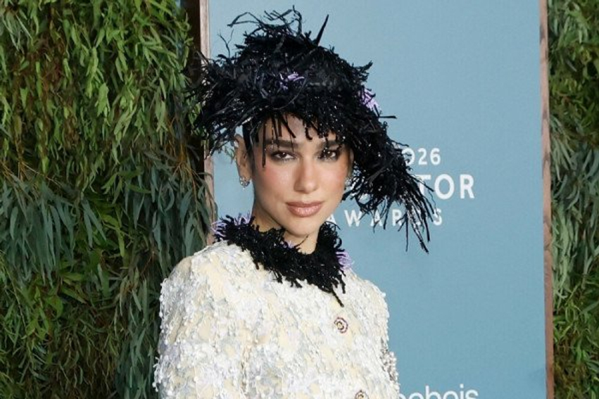 Dua Lipa zbulon se fustani i saj i dasmës përmbante mesazhe të fshehta personale