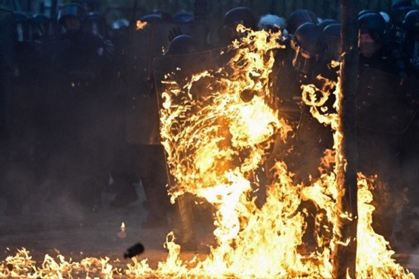 Përleshje të dhunshme në Francë  disa policë përfshihen nga flakët