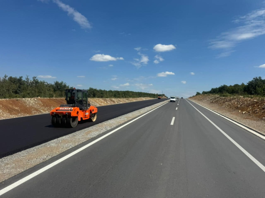 Nënshkruhet kontrata e radhës për zgjerimin e rrugës Dollc Zahaq