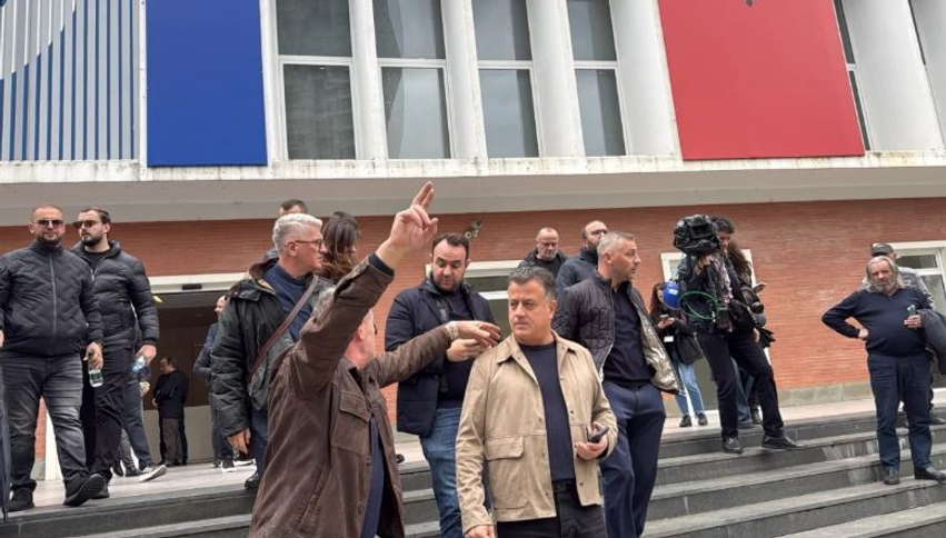 Protesta e thirrur nga PD  nis marshimi nga selia blu drejt Kryeministrisë  në krye deputetët demokratë