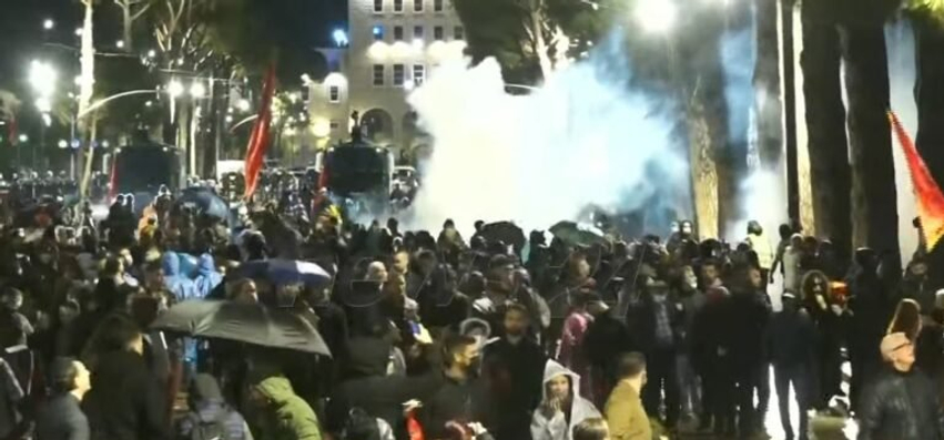 Pas ujit me presion  policia hedh gaz lotsjellës drejt protestuesve